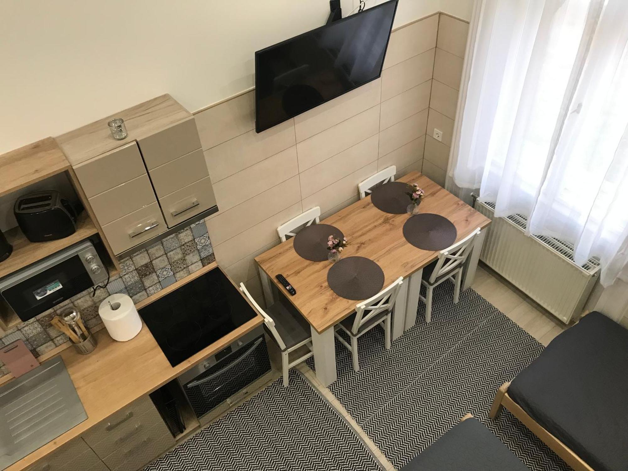 Mora Apartman 2 Kiskunfelegyhaza Exterior photo